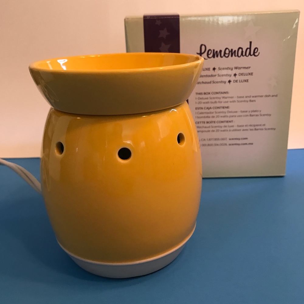 BNIB SCENTSY LEMONADE MID SIZE WARMER.